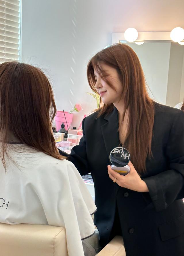 Moumou founder and makeup artist Yu gives a tutorial on products Courtesy of Moumou