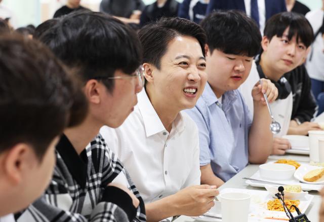 이준석 개혁신당 대선 후보가 2일 경기도 시흥시 정왕동 한국공학대학교에서 열린 학식먹자 이준석 행사에서 학식을 먹으며 학생들과 대화하고 있다 사진연합뉴스