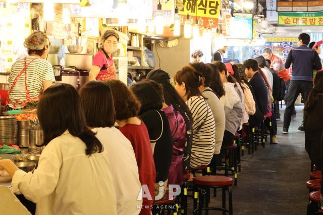 Kalguksu Alley at Namdaemun Market in Seoul May 27 2025 AJP Han Jun-gu