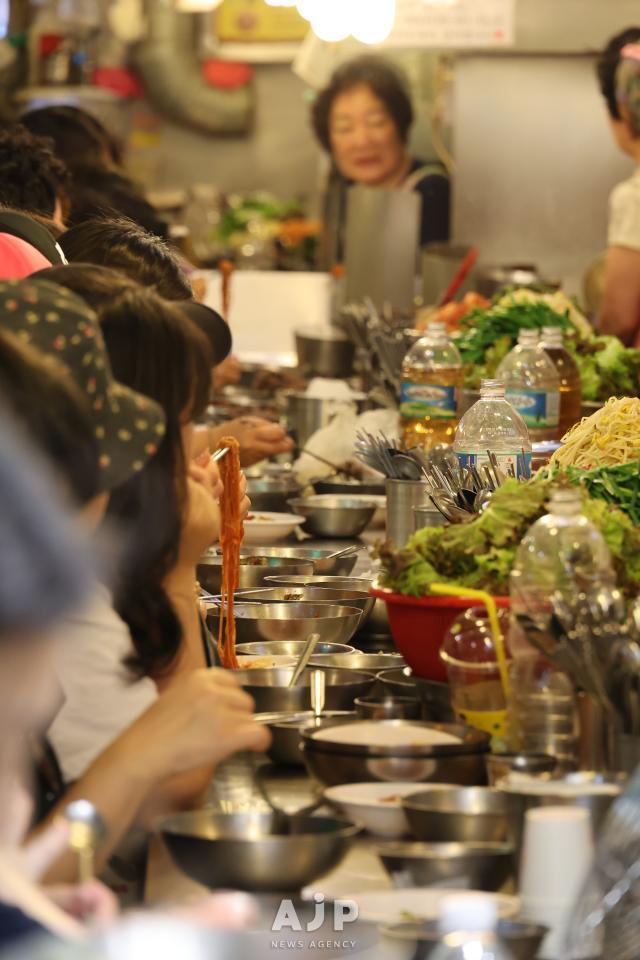 Kalguksu Alley at Namdaemun Market in Seoul May 27 2025 AJP Han Jun-gu