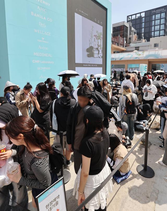 20일 서울 성수동 XYZ서울에 오픈한 쿠팡 메가뷰티쇼 버추얼스토어에서 시민들이 입장을 기다리고 있다 아이오페와 메디힐 등 17개 메인 브랜드 부스를 마련해
화장품을 체험·구매할 수 있고 메가뷰티쇼 어워즈 선정 제품 신상품 뷰티 가전 등이 전시된다