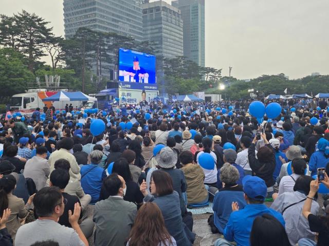 "1시간 자전거 타고 왔어요"…탄핵 '응원봉'으로 다시 물든 여의도
