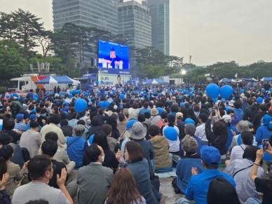[현장] "1시간 자전거 타고 왔어요"…탄핵 '응원봉'으로 다시 물든 여의도