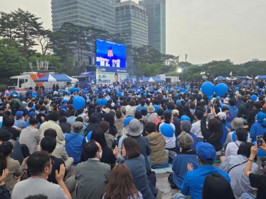 [현장] "1시간 자전거 타고 왔어요"…탄핵 응원봉으로 다시 물든 여의도