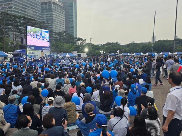 2일 서울 여의도 공원에 이재명 민주당 대통령 후보의 마지막 유세를 보러 온 시민들이 모여 있다 사진신진영 기자