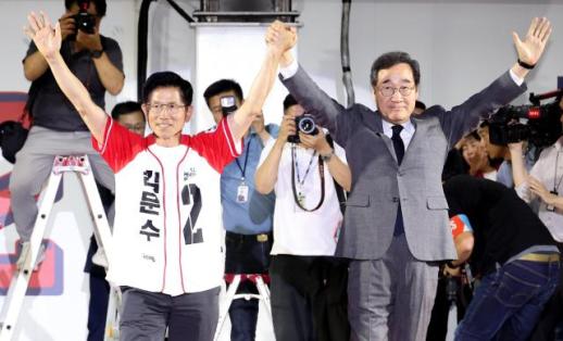 [포토] 이낙연 상임고문 손 잡은 김문수 후보