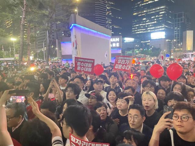 2일 서울 강남역에서 김문수 국민의힘 후보를 지지하는 사람들이 모여 있다  사진이다희 기자