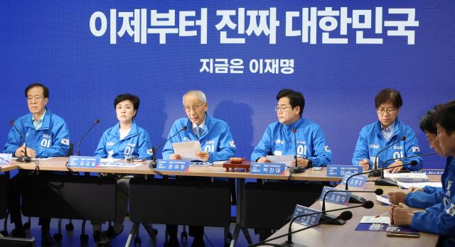 윤여준 더불어민주당 상임총괄선거대책위원장왼쪽 세번째이 2일 서울 여의도 중앙당사에서 열린 중앙선거대책위원회의에서 발언하고 있다사진연합뉴스