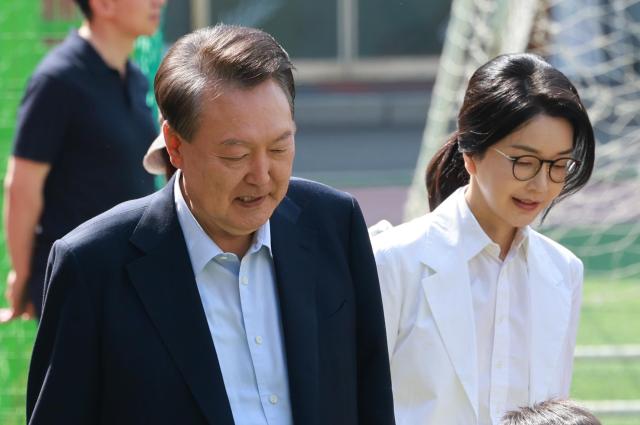 尹錫悦前大統領夫妻が投票に参加…「検察捜査」の質問には沈黙
