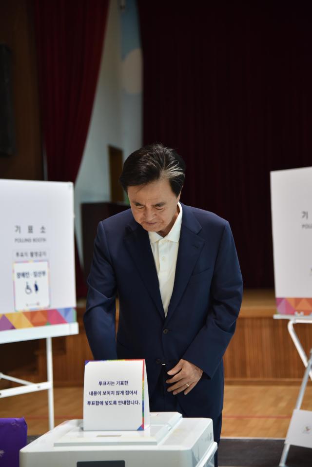 김태흠 충남도지사가 3일 보령시 웅천초등학교에 마련된 웅천읍 제2투표소에서 제21대 대통령선거 투표를 하고 있다사진에이티엔뉴스