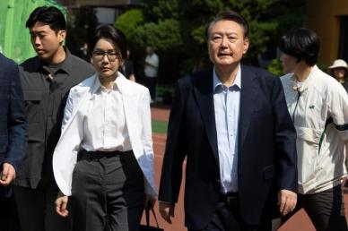 尹锡悦夫妇参与总统大选投票