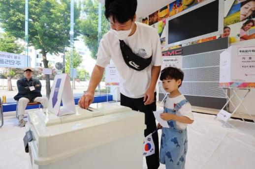 第21届韩国总统选举正式开始投票 