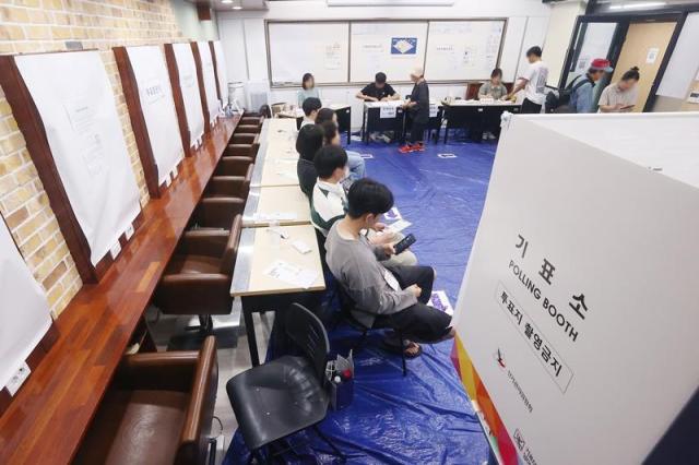 제21대 대통령선거 투표일인 3일 서울 동대문구 서울정화고등학교 별관 헤어미용실습실에 마련된 제기동 제1투표소에서 유권자들이 투표하고 있다 사진연합뉴스DB 