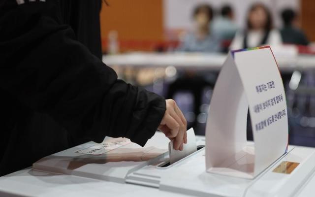 제21대 대통령 선거일인 3일 경남 창원시 마산합포구 해운중학교 1층 체육관에 마련된 월영동 제4·5 투표소에서 유권자들이 투표하고 있다 사진연합뉴스DB 