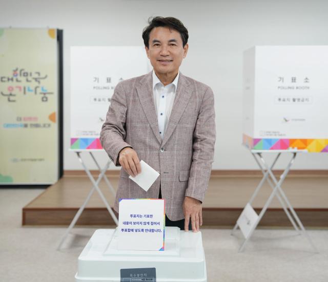 김진태 도지사가 투표하고 있다 사진강원도