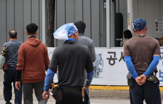 한 공사 현장에서 관계자들이 이동하는 모습 사진연합뉴스