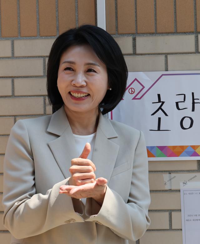 제21대 대통령선거 사전투표가 시작된 지난 29일 이재명 대통령 당선인의 배우자 김혜경 여사가 부산시 동구 초량2동 행정복지센터에 마련된 사전투표소에서 투표를 마친 뒤 인증사진을 찍고 있다 사진연합뉴스