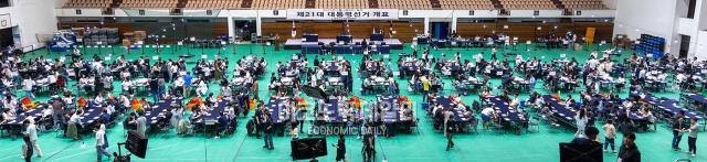 3일 오후 서울 관악구 서울대 체육관에 마련된 제21대 대선 관악구 개표소에서 개표 사무원들이 개표준비를 하고 있다 사진박명섭 기자