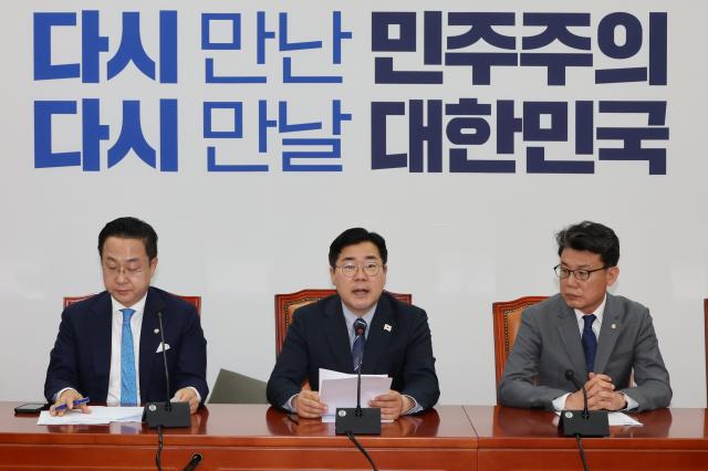 박찬대 더불어민주당 당대표 직무대행 겸 원내대표가 지난 4월 22일 서울 여의도 국회에서 열린 원내대책회의에서 발언하고 있다 사진연합뉴스