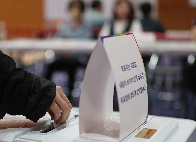 제21대 대통령 선거일인 3일 경남 창원시 마산합포구 해운중학교 1층 체육관에 마련된 월영동 제4·5 투표소에서 유권자들이 투표하고 있다