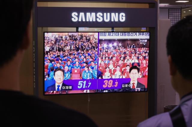 제21대 대통령선거가 치러진 3일 서울역 대합실에서 시민들이 TV를 통해 선거 출구조사 결과 발표 방송을 지켜보고 있다사진연합뉴스