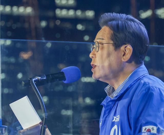 Democratic Party DP presidential candidate Lee Jae-myung gives a speech during his final rally in Yeouido Park Seoul June 2 2025 Yonhap