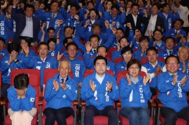 출구조사에 엇갈린 희비…민주당 환호, 국민의힘 침통, 제3지대 표정관리