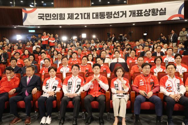 김용태 국민의힘 비상대책위원장 안철수·나경원 공동선대위원장 등이 3일 서울 여의도 국회도서관에 마련된 국민의힘 제21대 대통령선거 개표상황실에서 방송사 출구조사 결과를 지켜보고 있다 사진연합뉴스