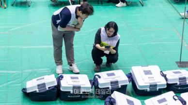 [ED포토][제21대 대선 개표현장] 투표함 살펴보는 개표 사무원