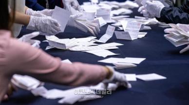 [ED포토][제21대 대선 개표현장] 투표함 개함…첫 투표함서 나온 투표용지