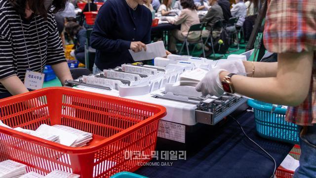 3일 오후 서울 관악구 신림동 서울대 체육관에 설치된 제21대 대선 관악구 개표소에서 개표사무원들이 분류기로 투표용지를 분류하고 있다 사진박명섭 기자