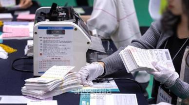 [ED포토][제21대 대선 개표현장] 투표용지 계수하는 개표 사무원