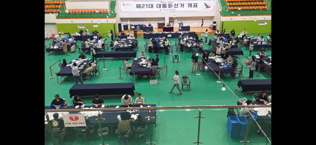 무안군이 투표율 848를 기록한 가운데 무안스포츠파크에서 개표를 하고 있다사진김옥현 기자