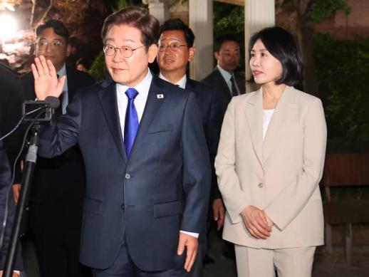 자택 나온 이재명 "국민 기대 어긋나지 않도록 최선 다하겠다"