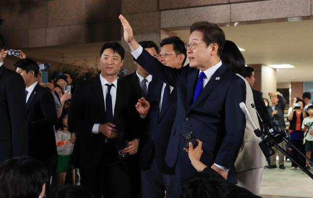 제21대 대통령 선거에서 당선이 확실시되는 더불어민주당 이재명 후보가 3일 밤 인천 계양구 자택을 나서며 주민과 지지자들을 향해 인사하고 있다사진연합뉴스