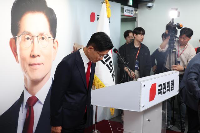 Kim Moon-soo concedes presidential race, congratulates Lee Jae-myung in early-morning remarks