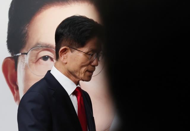 김문수 국민의힘 대선 후보가 4일 서울 여의도 당사에서 열린 기자회견을 마친뒤 이동하고 있다 사진연합뉴스