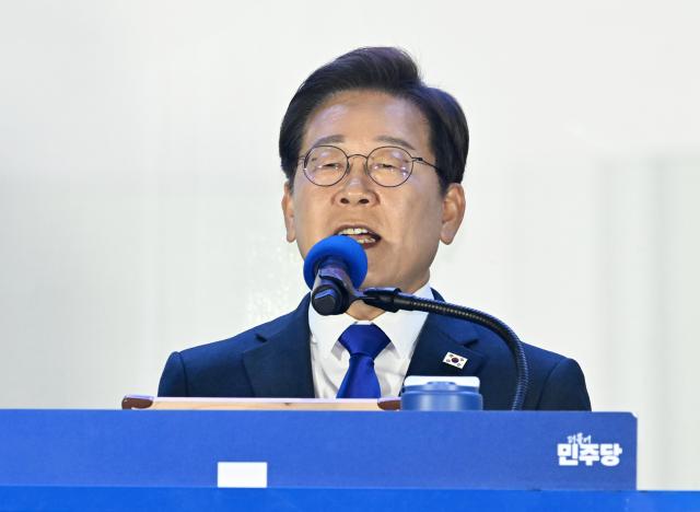 제21대 대통령 당선이 확실시되는 이재명 더불어민주당 대선 후보가 4일 서울 여의도 국회 인근에서 당 주최로 열린 국민개표방송 행사에 참석해 연설하고 있다 사진연합뉴스