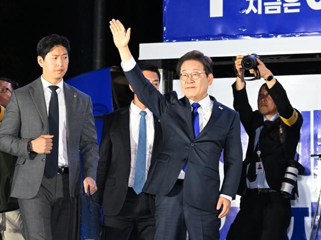 제21대 대통령 당선이 확실시되는 이재명 더불어민주당 대선 후보가 4일 서울 여의도 국회 인근에서 국민 개표 방송 행사에 참석해 시민들을 향해 인사하고 있다 사진연합뉴스