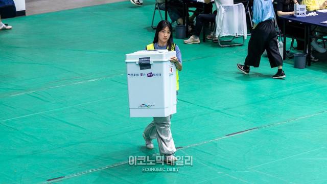 3일 오후 서울 관악구 서울대 체육관에 마련된 제21대 대선 관악구 개표소에 투표함이 들어오고 있다 사진박명섭 기자