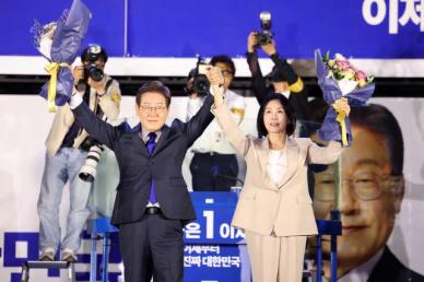 [포토] 인사하는 이재명 후보와 김혜경 여사