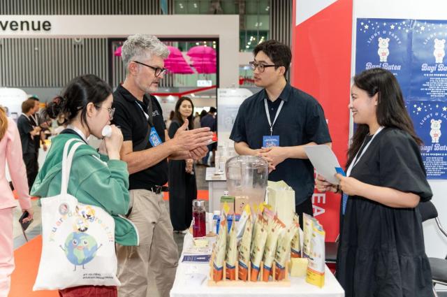 한국무역협회와 코엑스가 지난해 5월 30일부터 6월 2일까지 나흘간 베트남 호치민 SECC 전시장에서 공동으로 개최한 2024 베트남 국제 프리미엄 소비재전 모습 사진한국무역협회