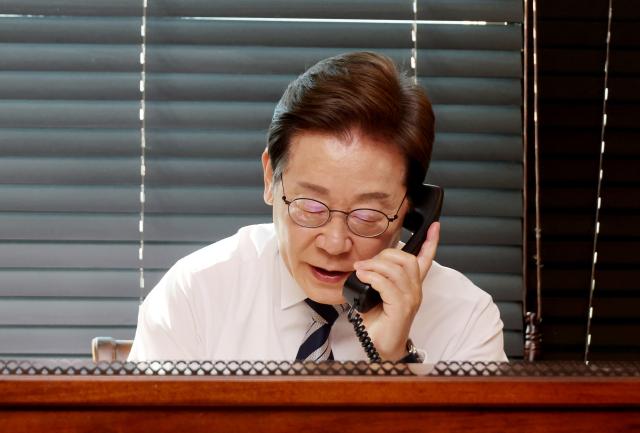 이재명 대통령이 4일 인천 계양구 사저에서 김명수 합참의장과 통화하며 군 통수권 이양 보고를 받고 있다 사진연합뉴스