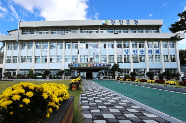 박창근 가수가 오는 31일목 오후 6시 제9회 강진만 춤추는 갈대축제 메인무대 출연에 이어 목요일 밤의 청춘버스킹-목야청청 깜짝 버스킹을 계획 중이라고 밝혔다사진강진군