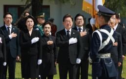 李在明夫妇拜谒国立显忠院