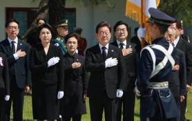 李在明夫妇拜谒国立显忠院