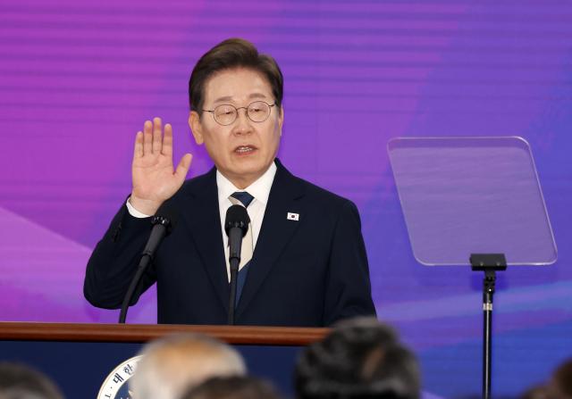 이재명 대통령이 4일 서울 여의도 국회에서 열린 제21대 대통령 취임선서식에서 취임 선서를 하고 있다사진연합뉴스