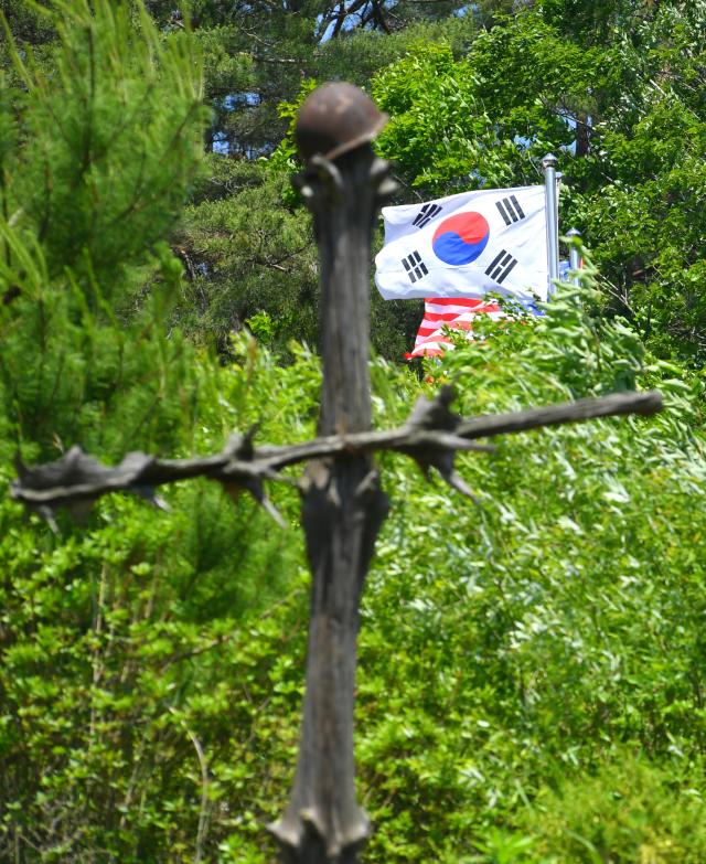 강원 화천군 비목과 태극기사진화천군
