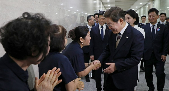 이재명 대통령이 4일 서울 여의도 국회에서 열린 제21대 대통령 취임선서식을 마치고 청소근로자들과 인사를 하고 있다 사진연합뉴스