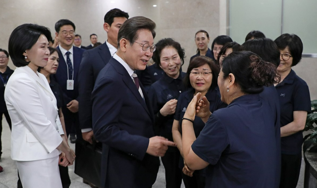 이재명 대통령이 4일 서울 여의도 국회에서 열린 제21대 대통령 취임선서식을 마치고 청소근로자들과 인사를 하고 있다 사진연합뉴스